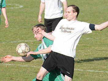 Oberthulbas Matchwinner war einmal mehr Markus Markert (vorne), der auf unserem Bild Hammelburgs Benedikt Kreß offensichtlich in Handspiel-Probleme bringt. Foto: ssp