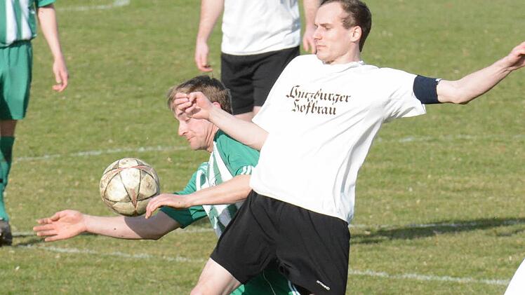 Oberthulbas Matchwinner war einmal mehr Markus Markert (vorne), der auf unserem Bild Hammelburgs Benedikt Kreß offensichtlich in Handspiel-Probleme bringt. Foto: ssp