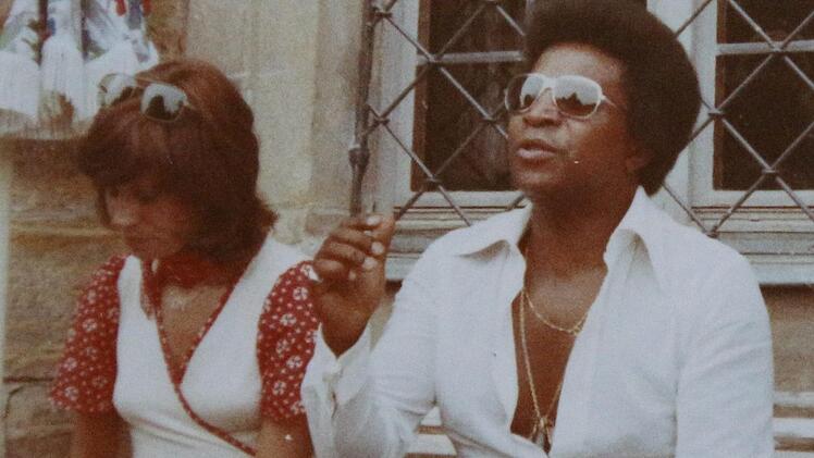 Aus Hannelore Ilses Fotoalbum: Mary Roos im Juli 1973 auf der Terrasse von Schloss Eyrichshof.