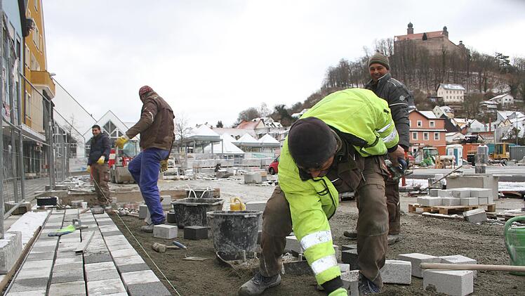 Pflasterer bei der Arbeit: Auch am Samstag wird auf der Großbaustelle geschuftet. Foto: Sonny Adam