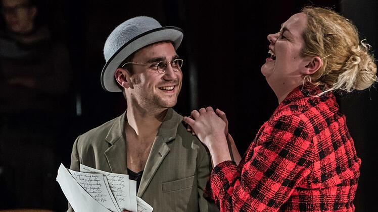 "Die Geschichte vom Soldaten": Friederike Pasch verkörpert in Coburger den Teufel, die Titelpartie übernimmt Valentin Kleinschmidt.Proben-Foto Jochen Berger