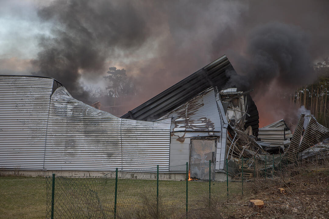 Giftige Rauchwolke über Mittelfranken: Lagerhalle in Roth steht in Flammen