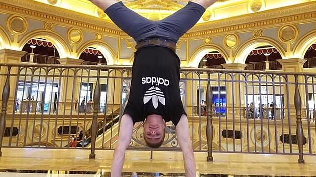 Wenn es Zeit und &Ouml;rtlichkeit zulassen, geht Lukas Kohl in den Handstand &uuml;ber - eine wichtige &Uuml;bung der Kunstrad-Sportler. privat