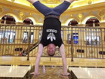 Wenn es Zeit und Örtlichkeit zulassen, geht Lukas Kohl in den Handstand über - eine wichtige Übung der Kunstrad-Sportler. privat