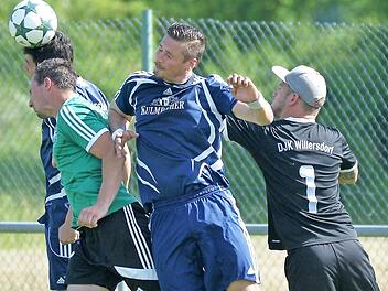 Im letzten Aufeinandertreffen im Mai 2017 setzte sich Willersdorf um Thomas Lunz (li.), Sebastian Hofmann (2. v. re.) und Keeper Holger Arneth gegen Pautzfeld um Jonas Haas mit 4:3 durch.  Foto: Picturedreams/Archiv
