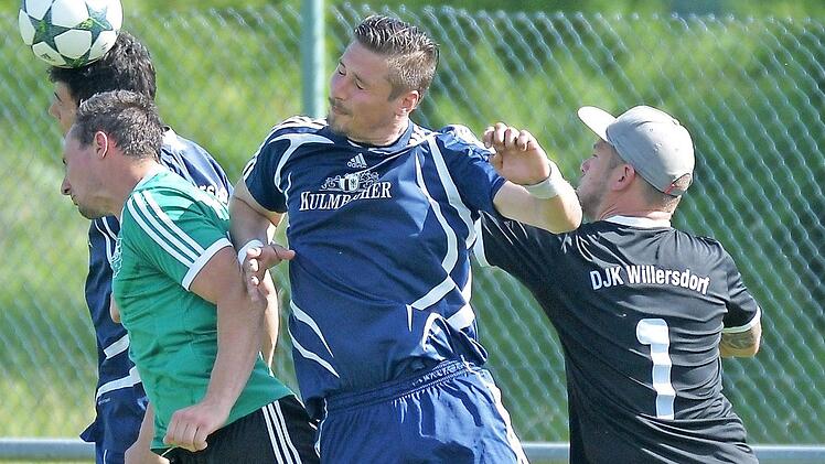 Im letzten Aufeinandertreffen im Mai 2017 setzte sich Willersdorf um Thomas Lunz (li.), Sebastian Hofmann (2. v. re.) und Keeper Holger Arneth gegen Pautzfeld um Jonas Haas mit 4:3 durch.  Foto: Picturedreams/Archiv