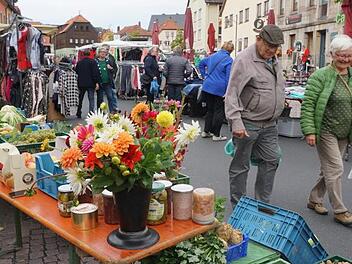 Gut besucht war der Michaelimarkt in Bischofsheim, der der letzte Marktsonntag für dieses Jahr am Marktplatz war.  Foto: Marion Eckert
