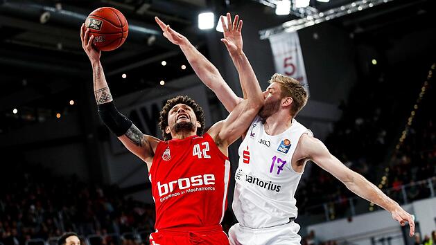 Michael Carrera (links), hier noch im Bamberger Trikot beim Korbwurf gegen den G&ouml;ttinger Matthis M&ouml;nninghoff, ist am Dienstagabend mit den Hamburg Towers in der Brose-Arena zu Gast. Foto: Daniel L&ouml;b