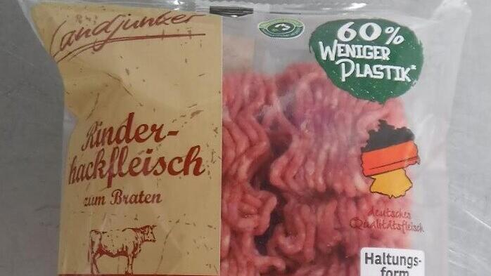 Auch das bei Lidl verkaufte Rinderhackfleisch der WestfalenLand Fleischwaren GmbH darf nicht gegessen werden: Eine Charge enthält möglichweise mit Kunststoffteile