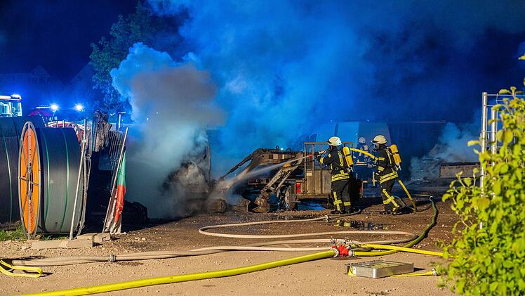 Rattelsdorf: Unbekannte setzen mehrere Baumaschinen in Brand - 300.000 Euro Schaden
