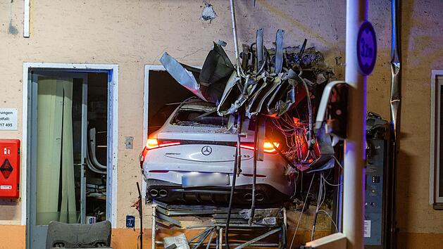 N&uuml;rnberg: Auto rast in Tankstelle