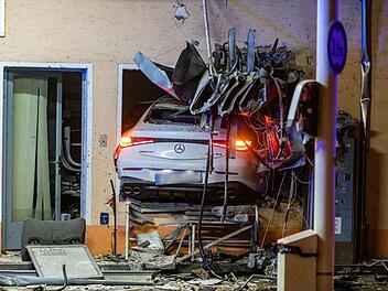 Nürnberg: Auto rast in Tankstelle