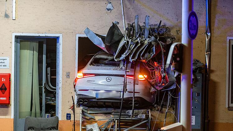 Nürnberg: Auto rast in Tankstelle