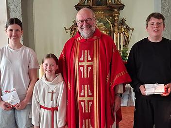 Wechsel bei den Ministranten: (von links): Mia Geier, Elli Geier, Pfarrer Peter R&uuml;b und Leon Beck.