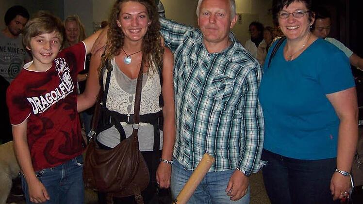 Zurück im Schoß der Familie, mit Bruder Leonard, Vater Günter und Mutter Brigitte.
