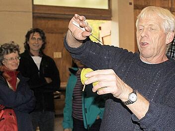 Manchmal ging Wolfgang Suba bei der Obstbestimmung mit dem Messer vor. Dabei legte er großes Wissen an den Tag.