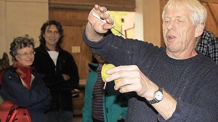 Manchmal ging Wolfgang Suba bei der Obstbestimmung mit dem Messer vor. Dabei legte er großes Wissen an den Tag.