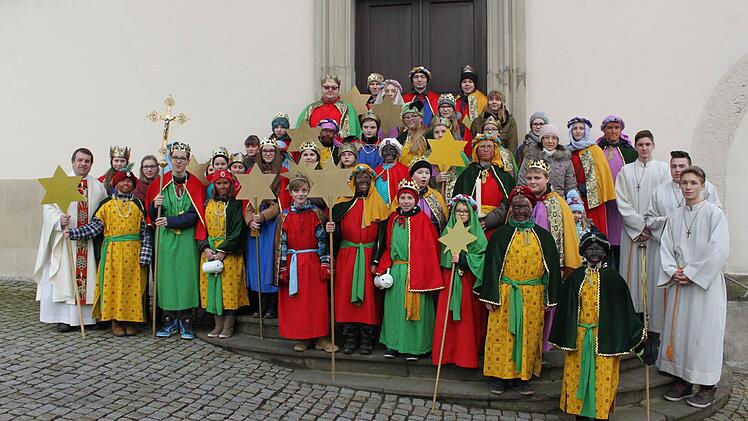 Diese Knetzgauer Kinder überbrachten am Dreikönigstag gesungen und gereimt die Segenswünsche für das neue Jahr 2015.  Foto: Christiane Reuther