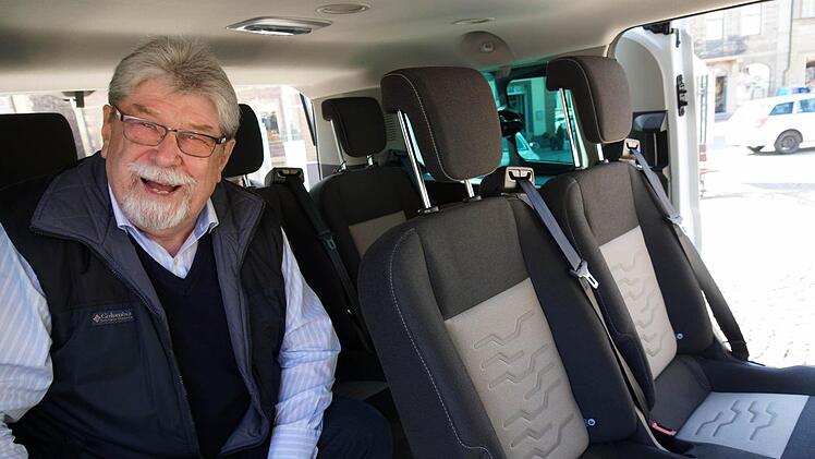 Manfred Loschky, einer der Fahrer, nimmt zur Abwechslung im Fond Platz.Foto: Arkadius Guzy