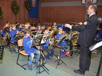 Die Bläserklasse eins stellte sich bei ihrem Debüt in der Turnhalle des Kaspar-Zeuß-Gymnasiums erstmals der Öffentlichkeit vor. Dirigent Stefan Krauß ist stolz auf die 14 Nachwuchsspieler, die erst seit einigen Wochen am Instrument ausgebildet werden. Foto: K.- H. Hofmann