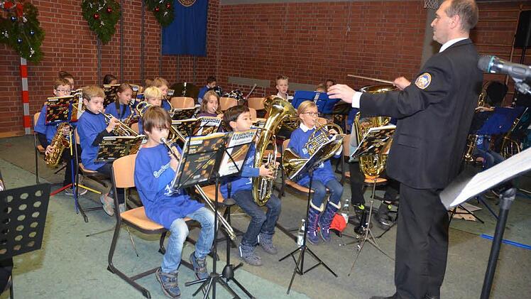 Die Bläserklasse eins stellte sich bei ihrem Debüt in der Turnhalle des Kaspar-Zeuß-Gymnasiums erstmals der Öffentlichkeit vor. Dirigent Stefan Krauß ist stolz auf die 14 Nachwuchsspieler, die erst seit einigen Wochen am Instrument ausgebildet werden. Foto: K.- H. Hofmann