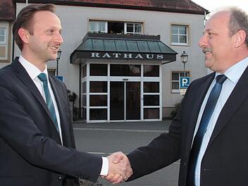 Sie freuen sich auf einen fairen Wahlkampf bis zur Stichwahl am 24. April: Robert Bosch von der CSU und Jürgen Karg (SPD, rechts). Foto: Jürgen Gärtner