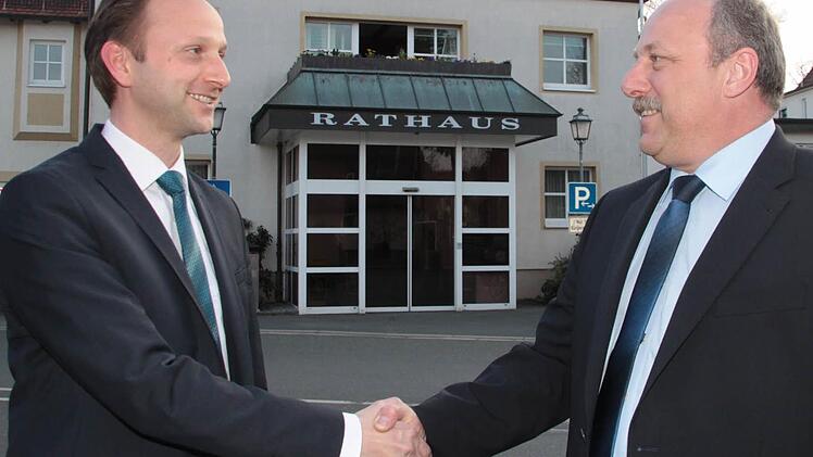 Sie freuen sich auf einen fairen Wahlkampf bis zur Stichwahl am 24. April: Robert Bosch von der CSU und Jürgen Karg (SPD, rechts). Foto: Jürgen Gärtner