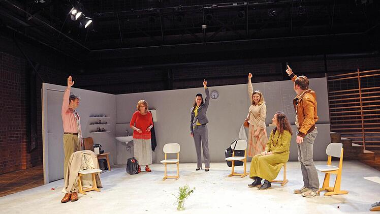 Turbulentes Pennäler-Drama: "Frau Müller muss weg" feierte Premiere im Coburger Theater in der Reithalle.Foto: Andrea Kremper