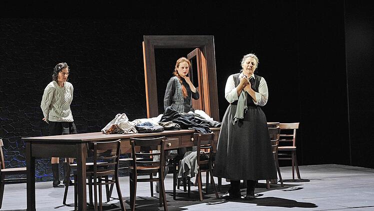 Szene aus "Riders to the Sea" am Landestheater CoburgFoto: Andrea Kremper