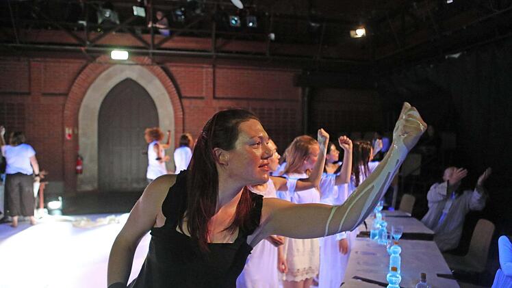 Das "Projekt Parzival" nach einem Text von Tankred Dorst feierte Premiere im Coburger Theater in der Reithalle.Foto: Henning Rosenbusch