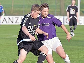 Roland Kleebauer (rechts) bestreitet beim FC Pommersfelden seine vierte Saison als Spielertrainer. Die ersten Ergebnisse zeigen: Auch heuer kann das Team um den Aufstieg mitspielen. Foto: Picturedreams/Archiv