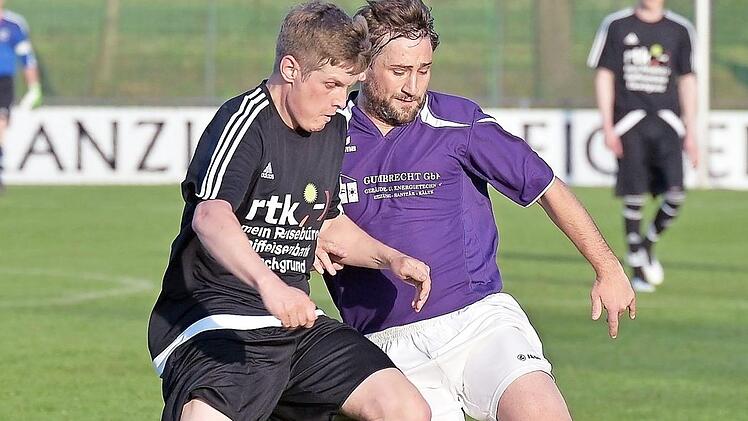 Roland Kleebauer (rechts) bestreitet beim FC Pommersfelden seine vierte Saison als Spielertrainer. Die ersten Ergebnisse zeigen: Auch heuer kann das Team um den Aufstieg mitspielen. Foto: Picturedreams/Archiv