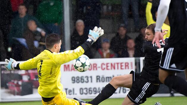 Gro&szlig;bardorfs Torwart Marcel Wehr (links) will sich von den Angreifern des FC Amberg nicht &uuml;berraschen lassen. Foto: Anand Anders