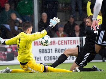Gro&szlig;bardorfs Torwart Marcel Wehr (links) will sich von den Angreifern des FC Amberg nicht &uuml;berraschen lassen. Foto: Anand Anders