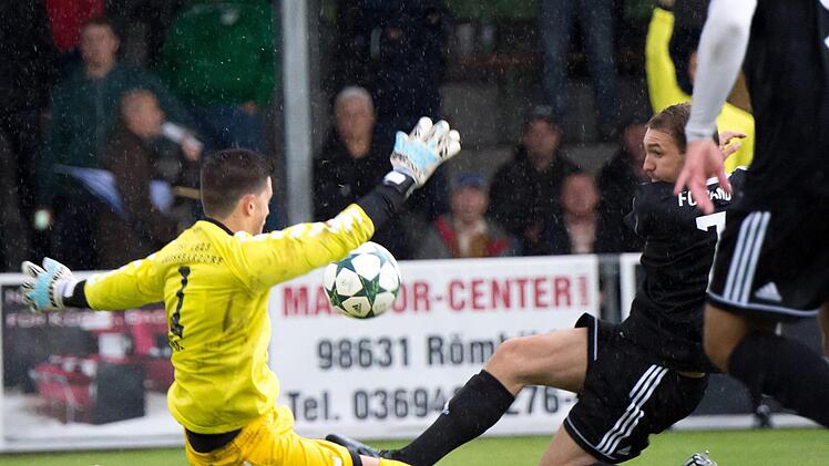 Gro&szlig;bardorfs Torwart Marcel Wehr (links) will sich von den Angreifern des FC Amberg nicht &uuml;berraschen lassen. Foto: Anand Anders