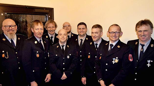 Ehrungen für langjährige Aktive (von links): Kommandant Matthias Zirkelbach, Vorsitzender Siegolf Dehler, Stefan Rädlein, Benjamin Günther, André Sollmann, Daniel Bauer, Rüdiger Schultheiß, Mathias Rädlein, Ullrich Illmer  Foto: Andreas Welz