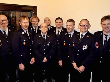 Ehrungen für langjährige Aktive (von links): Kommandant Matthias Zirkelbach, Vorsitzender Siegolf Dehler, Stefan Rädlein, Benjamin Günther, André Sollmann, Daniel Bauer, Rüdiger Schultheiß, Mathias Rädlein, Ullrich Illmer  Foto: Andreas Welz