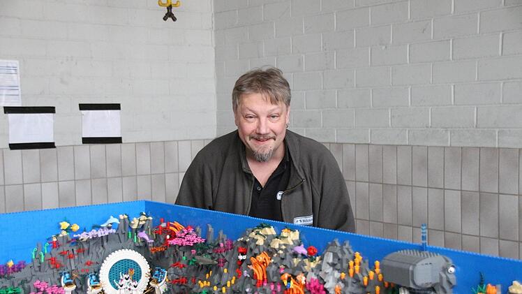 Oliver Kude ist einer von den Legobauern des Vereins "Bricking Bavaria". Er hat ein buntes Korallenriff mitgebracht. Foto: Simone Bastian