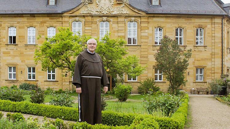 Pater Heribert, Franziskaner und Rector ecclesiae, also Leiter der Basilika, im Garten von Vierzehnheiligen: "In jeder Religion wird gewallfahrt." Foto: Niklas Schmitt