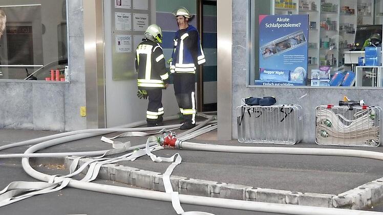 Zum Innenangriff mussten die Feuermänner mit schwerem Atemschutz über das Treppenhaus vorrücken.