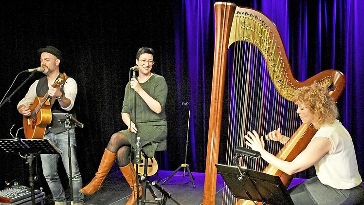 Einen "famosen Saitenzauber" erlebten die Besucher beim Konzert von Stephan Schmitt (Gitarre, Gesang), Conny Morath (Gesang) und der Harfenistin Anne Kox-Schindelin beim Kulturamt Haßfurt live in der ausverkauften Rathaushalle.  Foto: Ulrike Langer