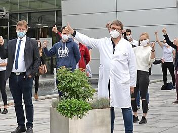 Thomas Kühlein (erste Reihe v. li.), Hermann Ulm, Jürgen Gschossmann und Sven Oelkers mit den Teilnehmern und Betreuern der "BeLA-SummerSchool"  Foto: Klinikum