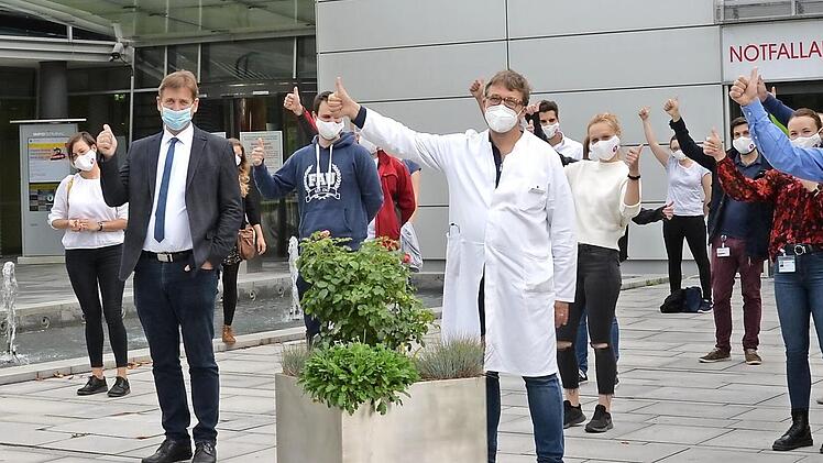 Thomas Kühlein (erste Reihe v. li.), Hermann Ulm, Jürgen Gschossmann und Sven Oelkers mit den Teilnehmern und Betreuern der "BeLA-SummerSchool"  Foto: Klinikum
