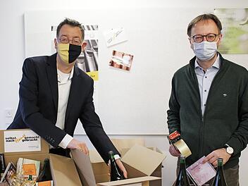 Sven Pastowski (l.) und Gerald Fink packen die Päckchen. Foto: V. Stephan