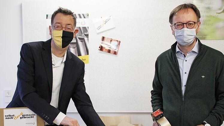 Sven Pastowski (l.) und Gerald Fink packen die Päckchen. Foto: V. Stephan