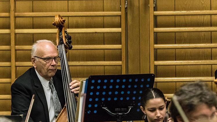 Impressionen vom Sinfoniekonzert mit dem Orchester der Gesellschaft der Musikfreunde Neustadt in der Mehrzweckhalle Heubischer StraßeFoto: Jochen Berger