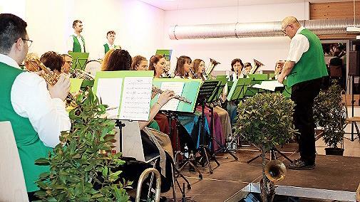 Die Blaskapelle Gereuth im Jubil&auml;umsjahr zum 50-j&auml;hrigen Bestehen mit ihrem Dirigenten Stefan Groh.