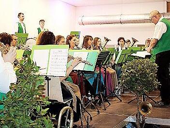 Die Blaskapelle Gereuth im Jubiläumsjahr zum 50-jährigen Bestehen mit ihrem Dirigenten Stefan Groh.