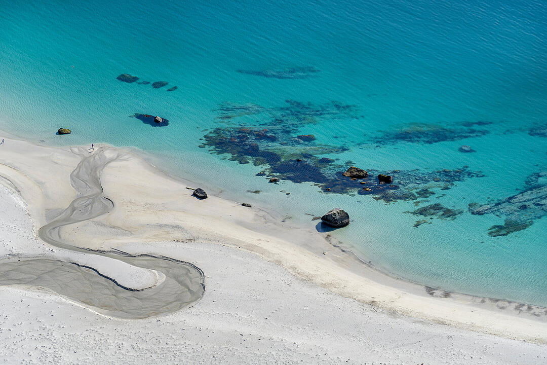 Arctic paradise - Lofoten Hauklandstranda  Der Haukland Strand gehört zu den populärsten Fotomotiven auf den Lofoten. Weißer Sand und türkis funkelndes Wasser lassen diesen Strand karibisch aussehen.