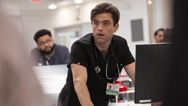 Bis auf Noah Wyle r&uuml;ckte die Serie "The Pitt" ein weitgehend unbekanntes, aber b&auml;renstarkes Schauspiel-Ensemble in den Fokus. Darsteller wie Patrick Ball, der den nach einem Drogenentzug gel&auml;uterten Arzt Dr. Frank Langdon spielt, sind mittlerweile in aller Munde.